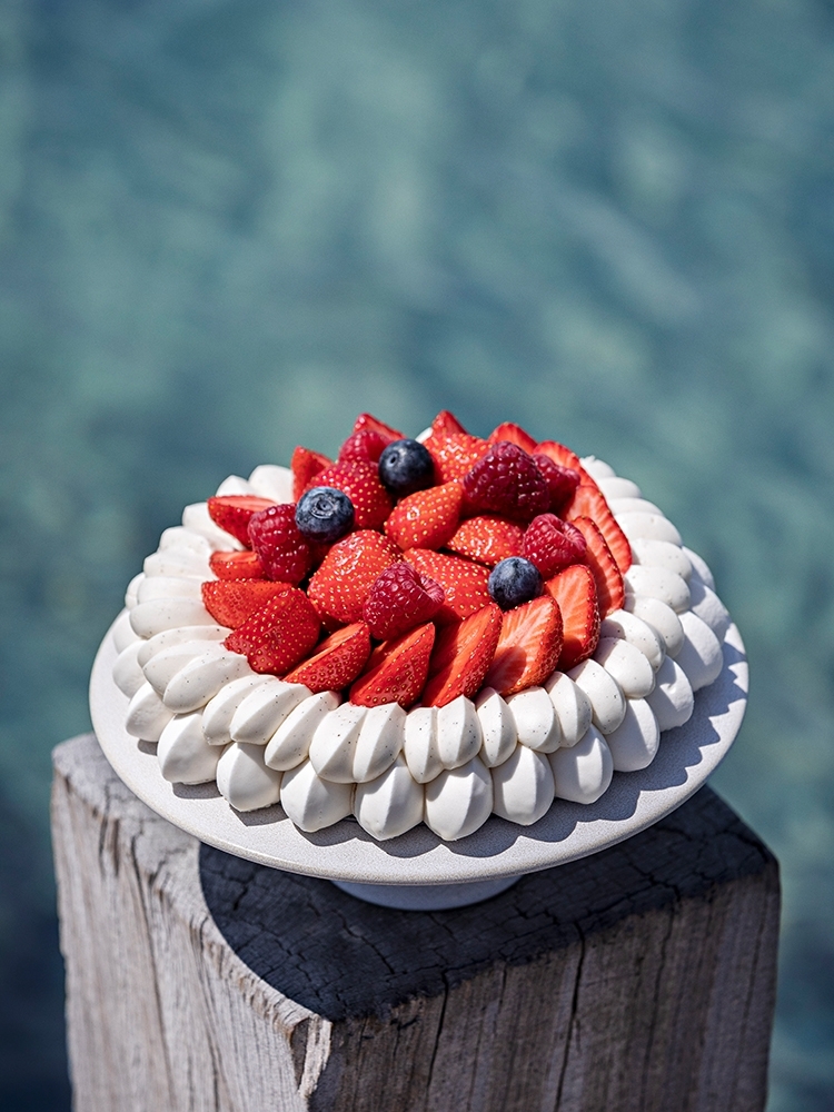 Pavlova Fruits rouges et noirs La Patisserie Cyril Lignac Pavlova Fruits rouges et noirs La Patisserie Cyril Lignac