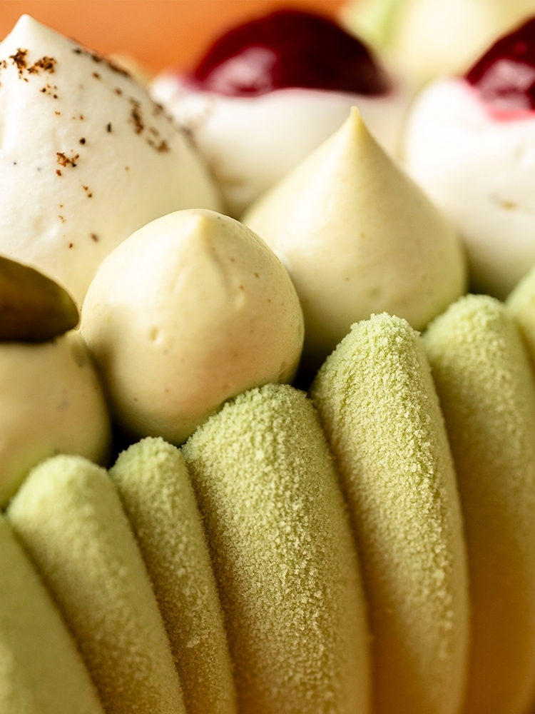 Pistachio Raspberry Christmas Log | La Patisserie Cyril Lignac