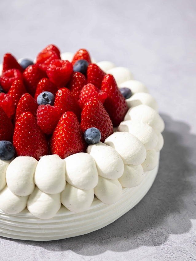 Red Berries Pavlova | La Patisserie Cyril Lignac