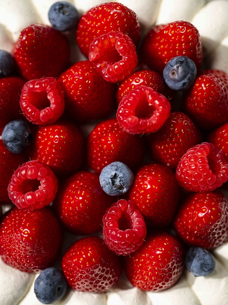 Red Berries Pavlova | La Patisserie Cyril Lignac