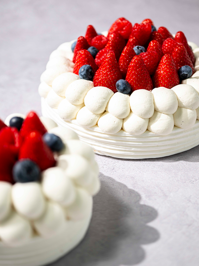 Pavlova Fruits rouges et noirs La Patisserie Cyril Lignac