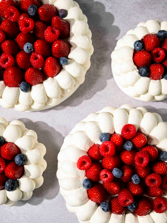 Pavlova Fruits rouges et noirs La Patisserie Cyril Lignac