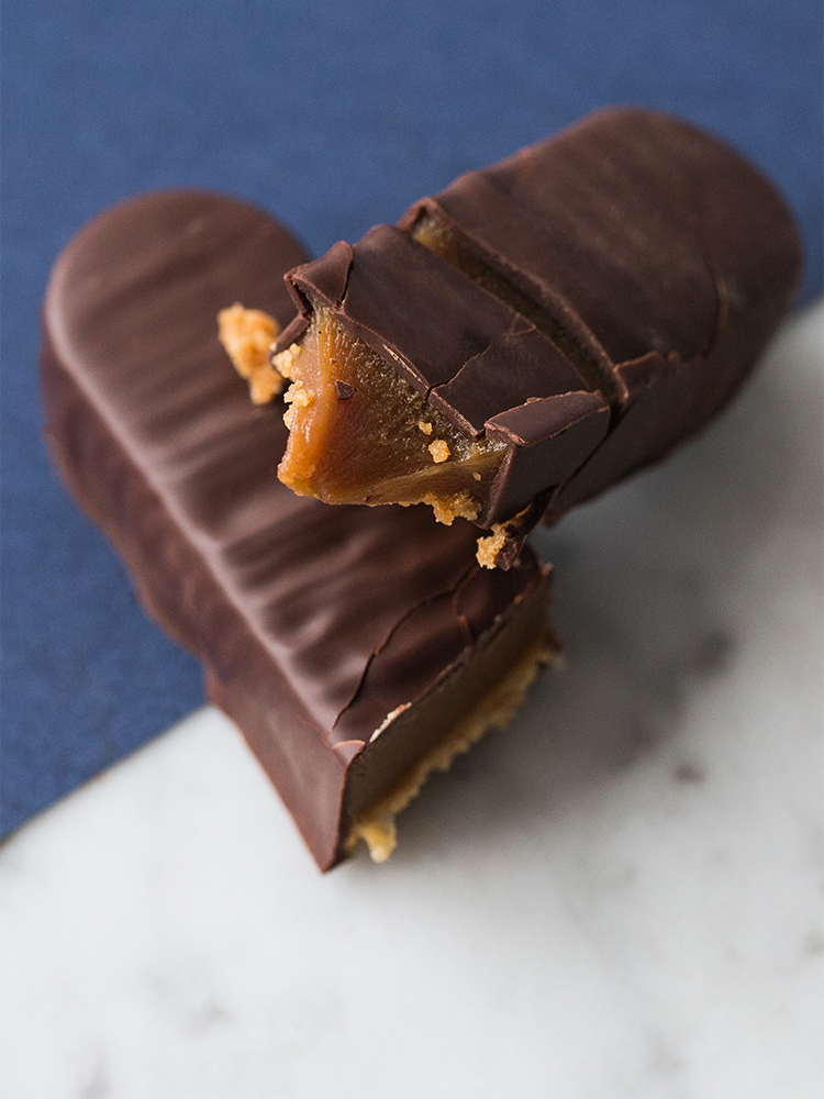Barre chocolatée Caramel Biscuité Noir | La Patisserie Cyril Lignac